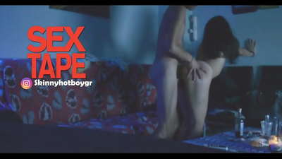 Духтараки зебо бо дӯстдоштааш